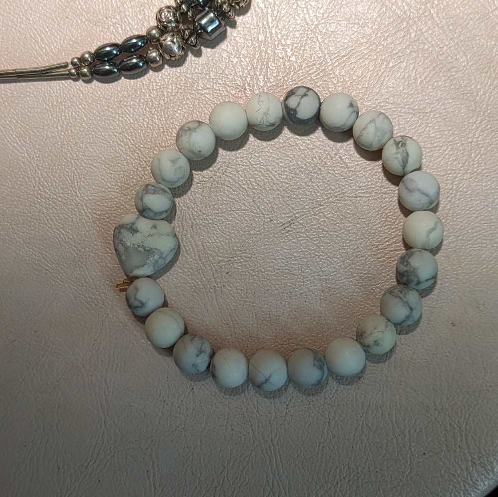 Howlite stretch bracelet - Picture 2 of 2